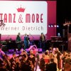 band und viele paare hauptsaal
